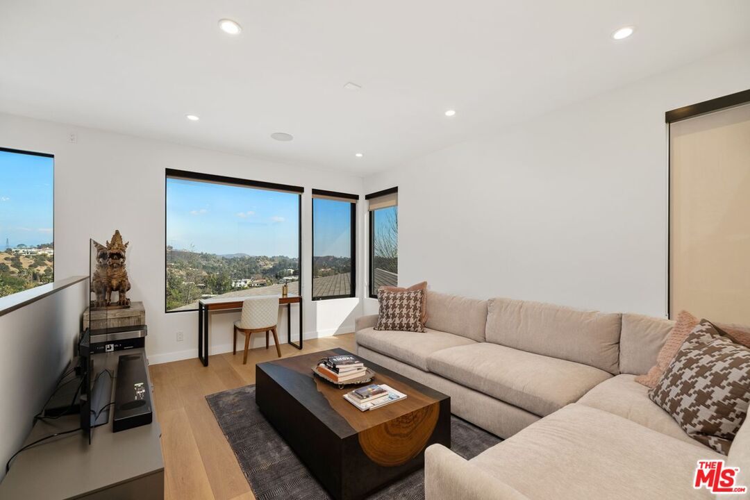 Los Angeles, California, 90046, United States, 5 Bedrooms Bedrooms, ,6 BathroomsBathrooms,Residential,For Sale,1897072