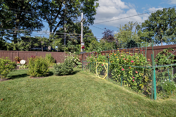 Des Plaines, Illinois, 60016, United States, 3 Bedrooms Bedrooms, ,3 BathroomsBathrooms,Residential,For Sale,2003071