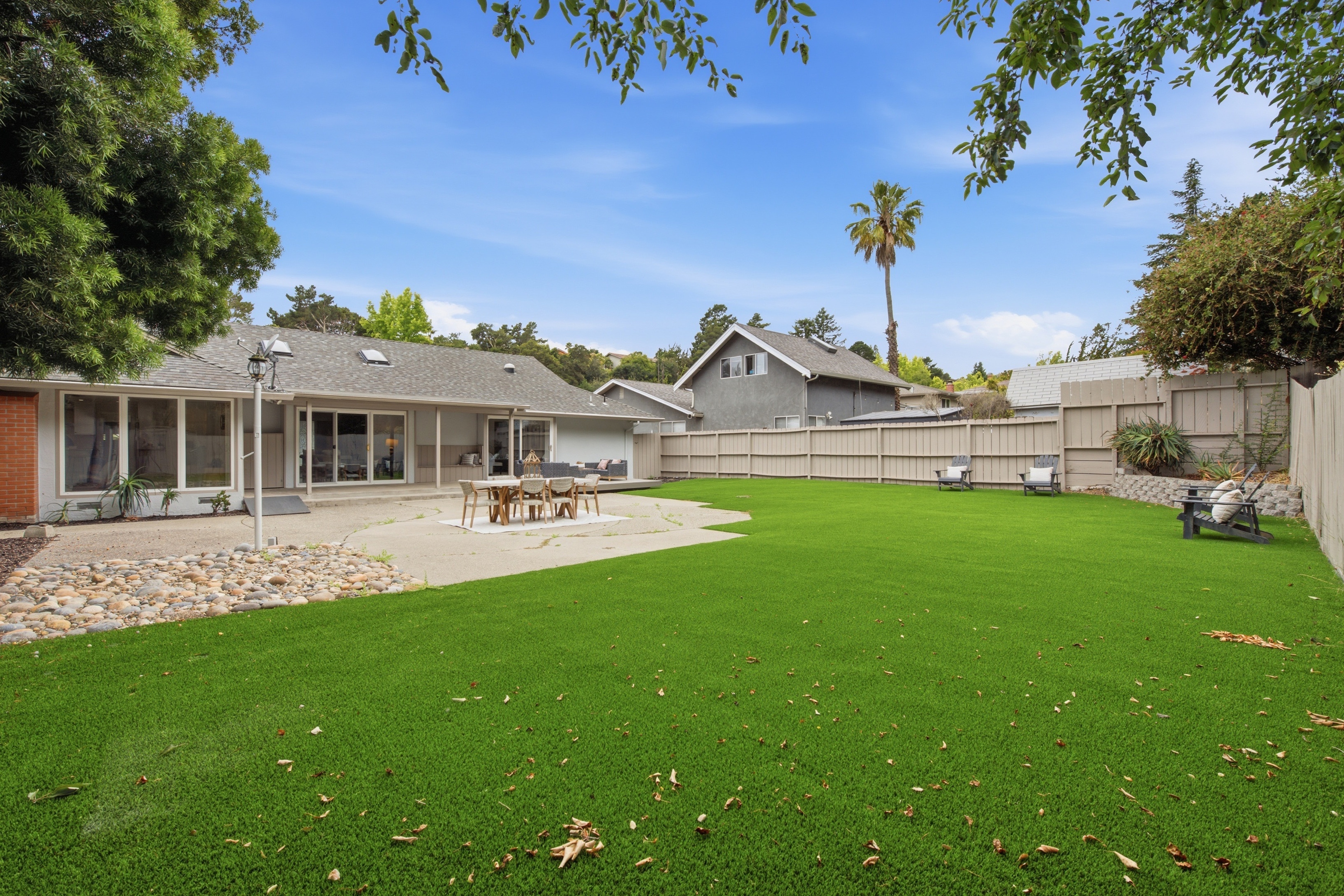  Spacious Single-Level Home on an Expansive Lot - 物件實景