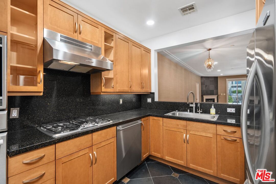 West Hollywood, California, 90048, United States, 2 Bedrooms Bedrooms, ,3 BathroomsBathrooms,Residential,For Sale,1762053