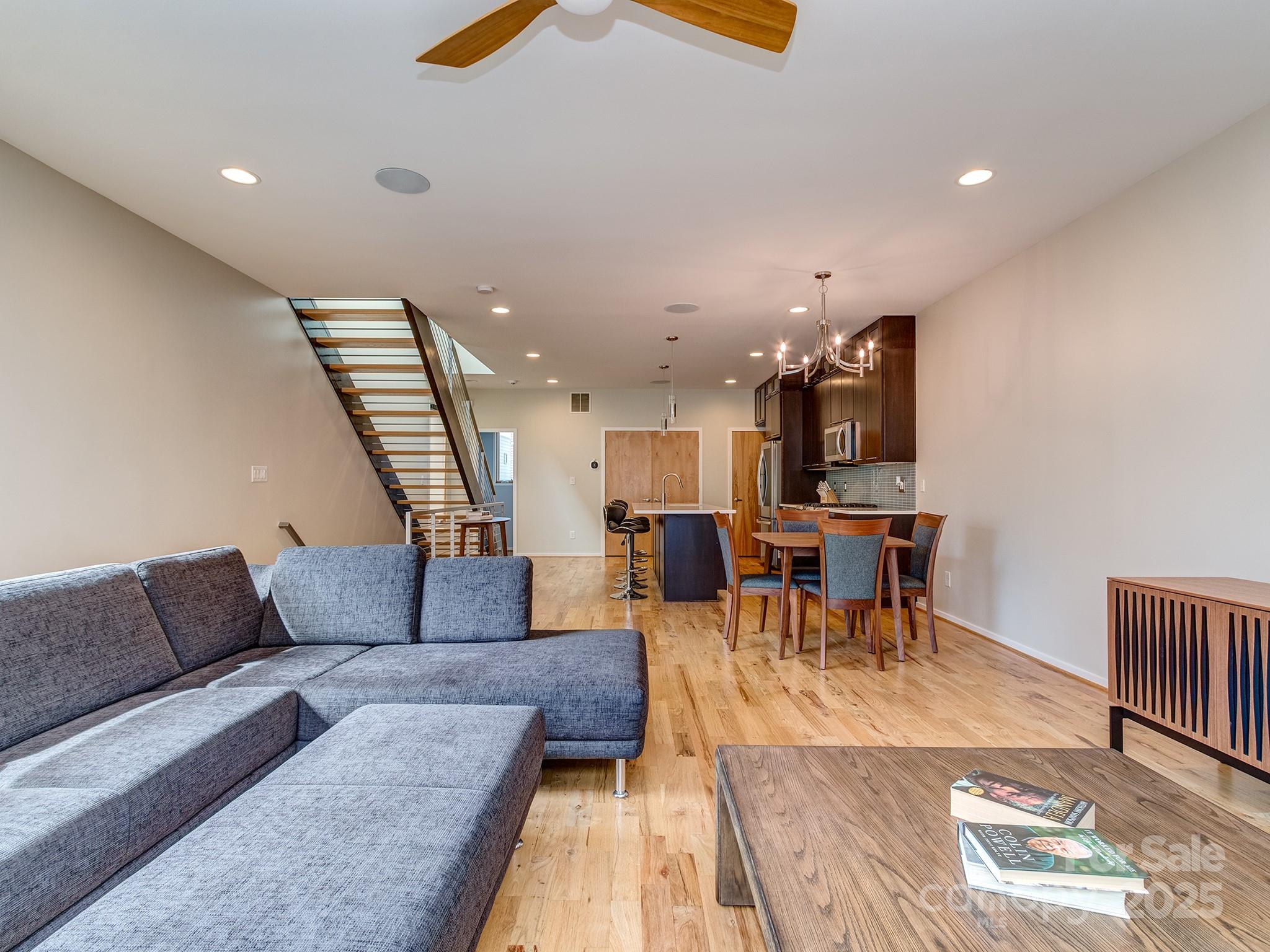 Charlotte, North Carolina, 28202, United States, 2 Bedrooms Bedrooms, ,3 BathroomsBathrooms,Residential,For Sale,1986288