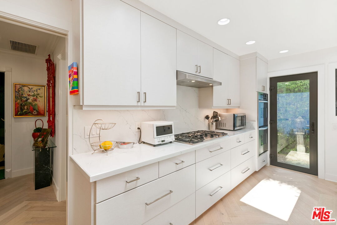 Los Angeles, California, 90049, United States, 4 Bedrooms Bedrooms, ,1 BathroomBathrooms,Residential,For Sale,1991602