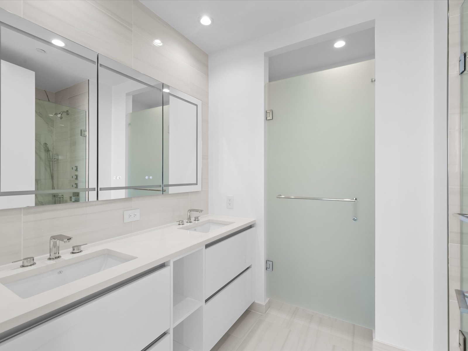 ST Petersburg, Florida, 33701, United States, 2 Bedrooms Bedrooms, ,3 BathroomsBathrooms,Residential,For Sale,2049072