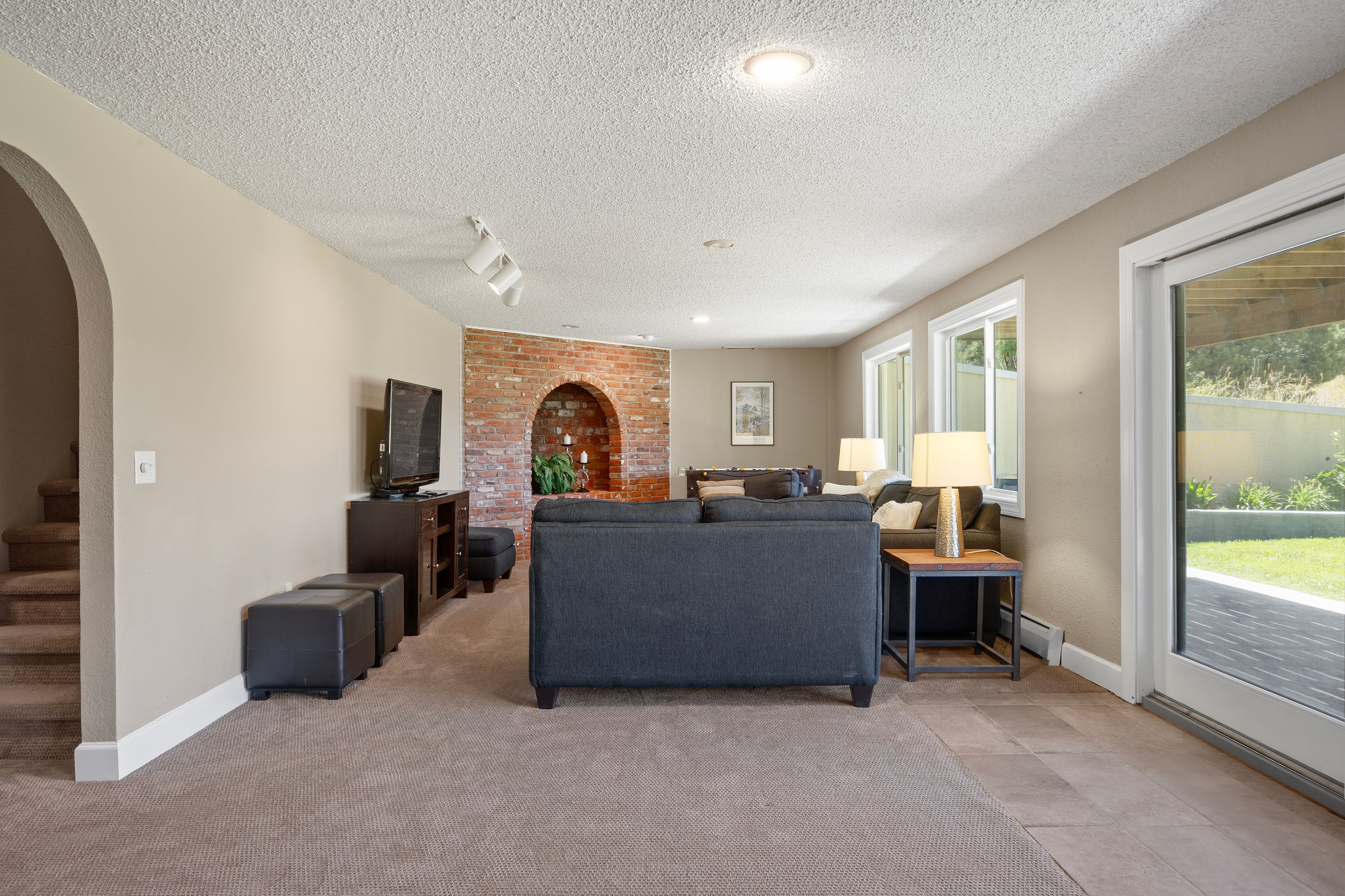  Extensively Renovated 4 Bedroom  4 Bathroom In Highly Desirable Charter Oaks - 物件實景