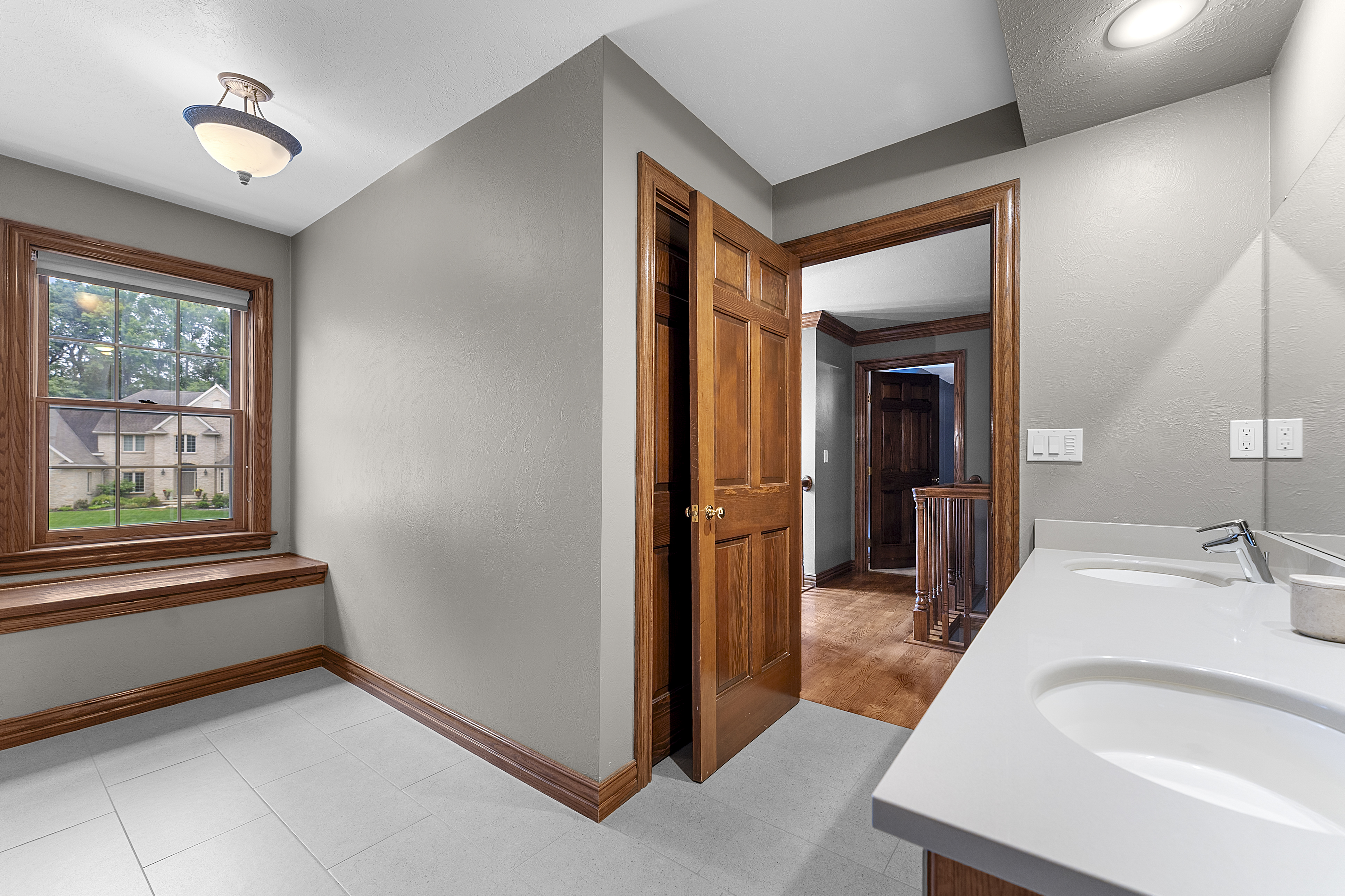 Elegant Colonial Offering Space, Privacy & Modern Comfort - 物件實景
