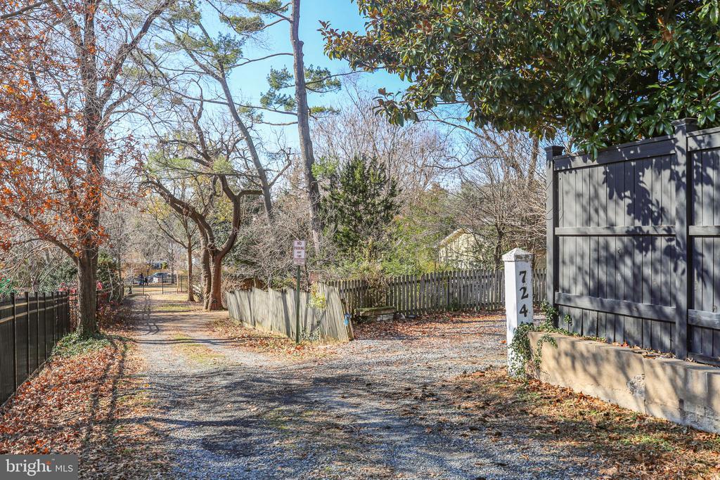 Fredericksburg, Virginia, 22401, United States, 4 Bedrooms Bedrooms, ,2 BathroomsBathrooms,Residential,For Sale,2001681