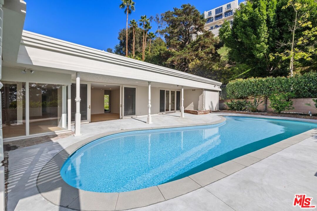 Los Angeles, California, 90069, United States, 4 Bedrooms Bedrooms, ,3 BathroomsBathrooms,Residential,For Sale,1989358