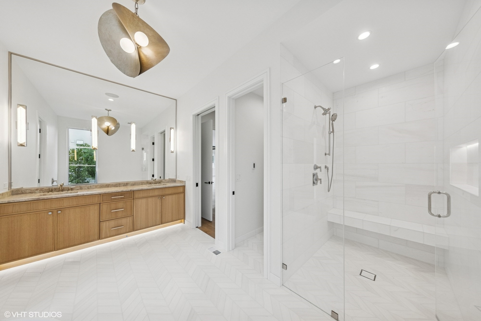Hinsdale, Illinois, 60521, United States, 5 Bedrooms Bedrooms, ,6 BathroomsBathrooms,Residential,For Sale,1826886