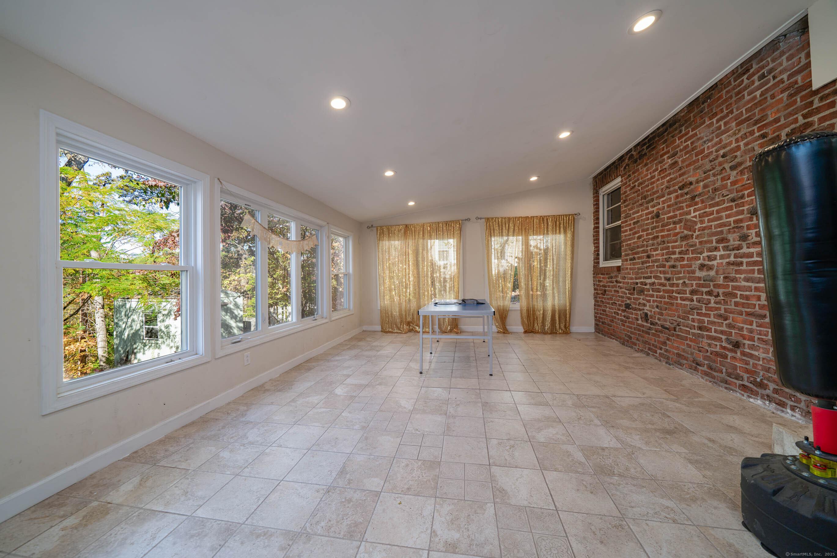 Hamden, Connecticut, 06517, United States, 4 Bedrooms Bedrooms, ,4 BathroomsBathrooms,Residential,For Sale,1982010