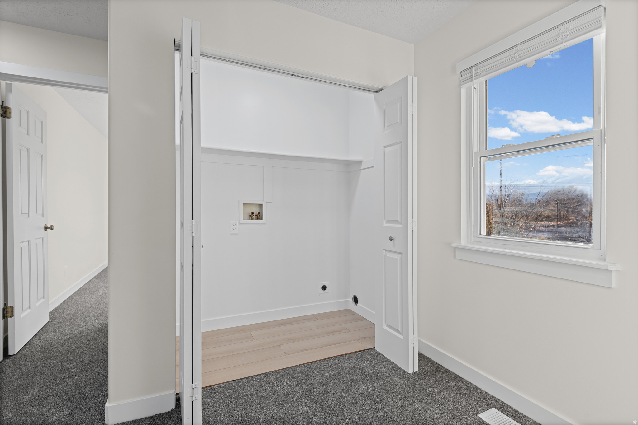 Sandy, Utah, 84070, United States, 3 Bedrooms Bedrooms, ,3 BathroomsBathrooms,Residential,For Sale,1996029