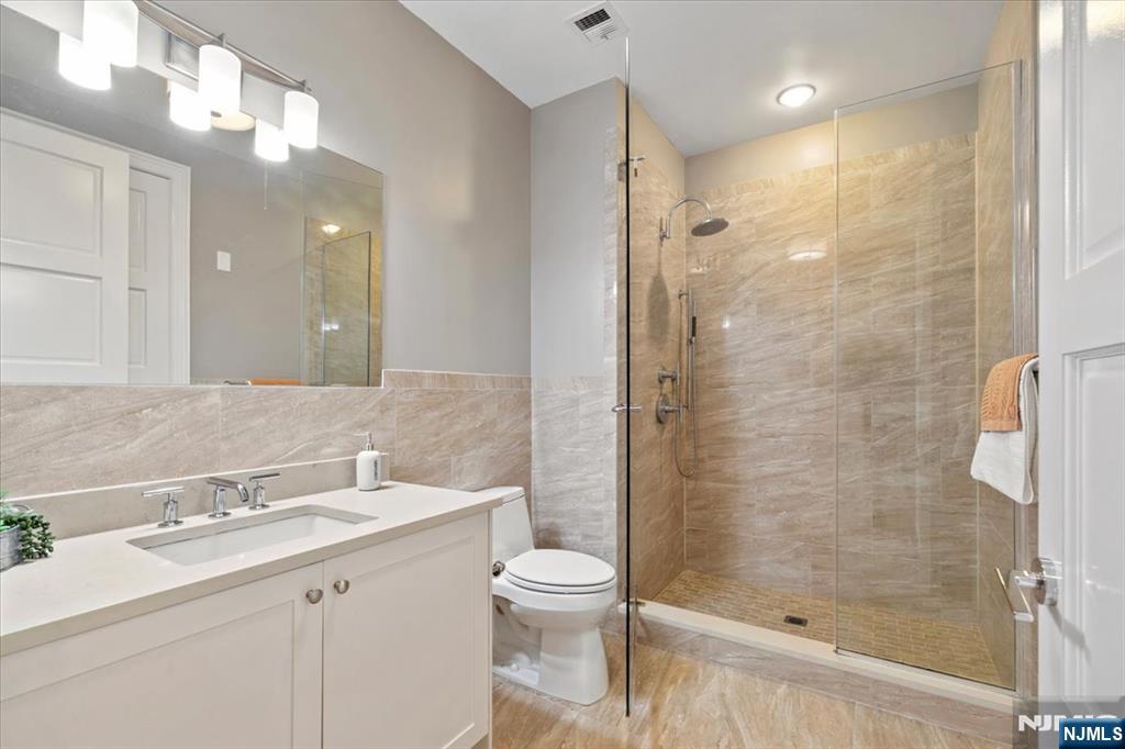Edgewater, New Jersey, 07020, United States, 2 Bedrooms Bedrooms, ,2 BathroomsBathrooms,Residential,For Sale,1849063