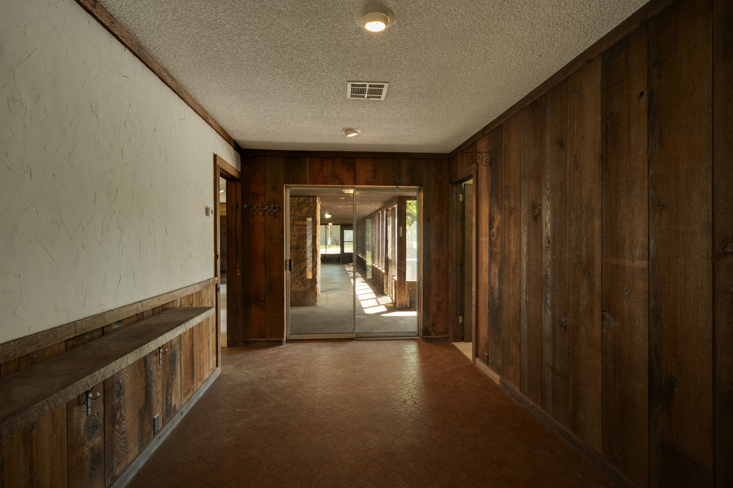  Ranch Style Rock Home on Private 80 Acres - 物件實景