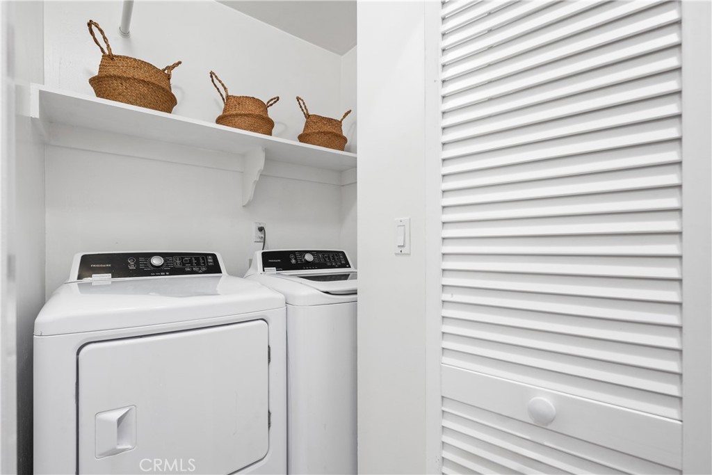 Santa Monica, California, 90403, United States, 2 Bedrooms Bedrooms, ,2 BathroomsBathrooms,Residential,For Sale,1990936