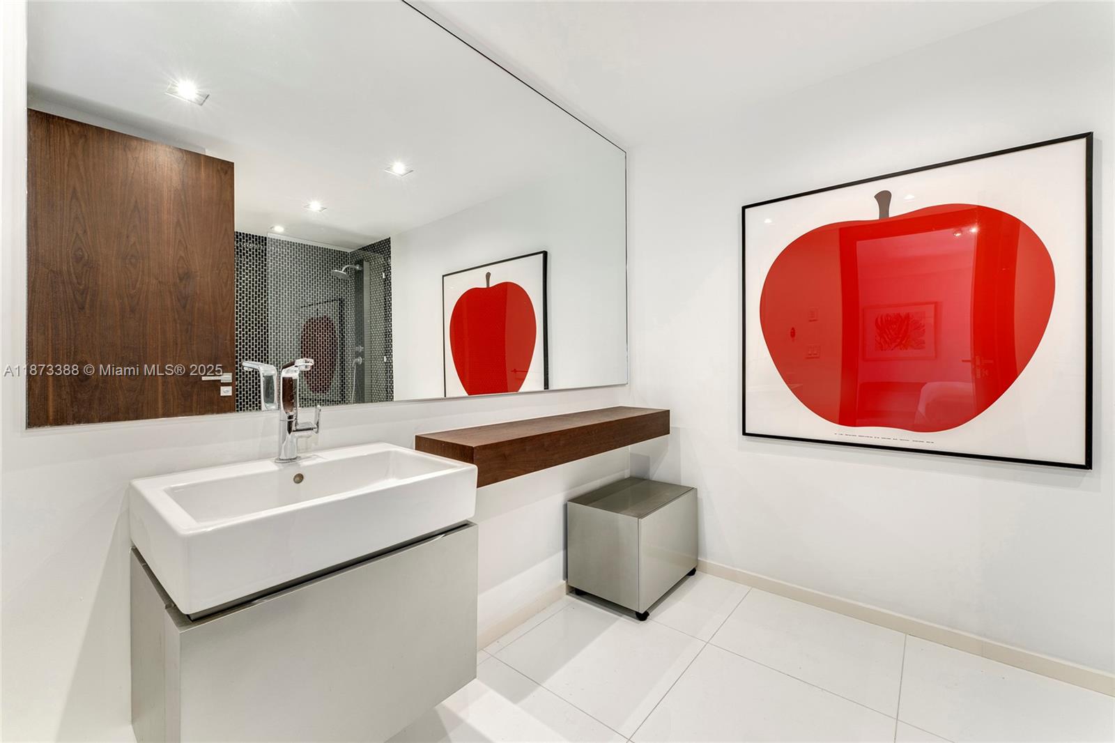 Miami, Florida, 33109, United States, 3 Bedrooms Bedrooms, ,3 BathroomsBathrooms,Residential,For Sale,1940936