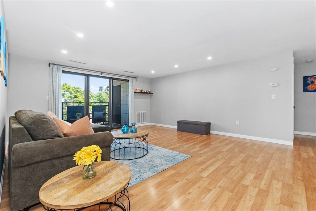Medford, Massachusetts, 02155, United States, 2 Bedrooms Bedrooms, ,2 BathroomsBathrooms,Residential,For Sale,1939761