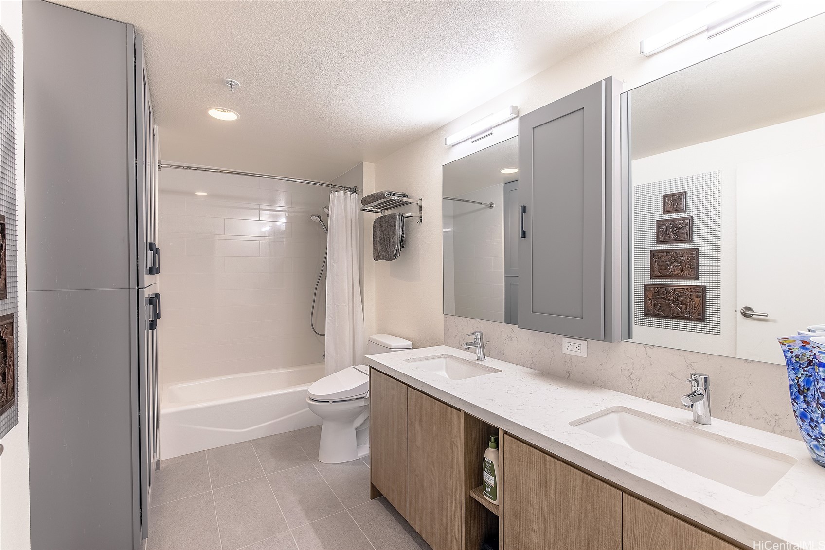 Honolulu, Hawaii, 96814, United States, 2 Bedrooms Bedrooms, ,2 BathroomsBathrooms,Residential,For Sale,1837797