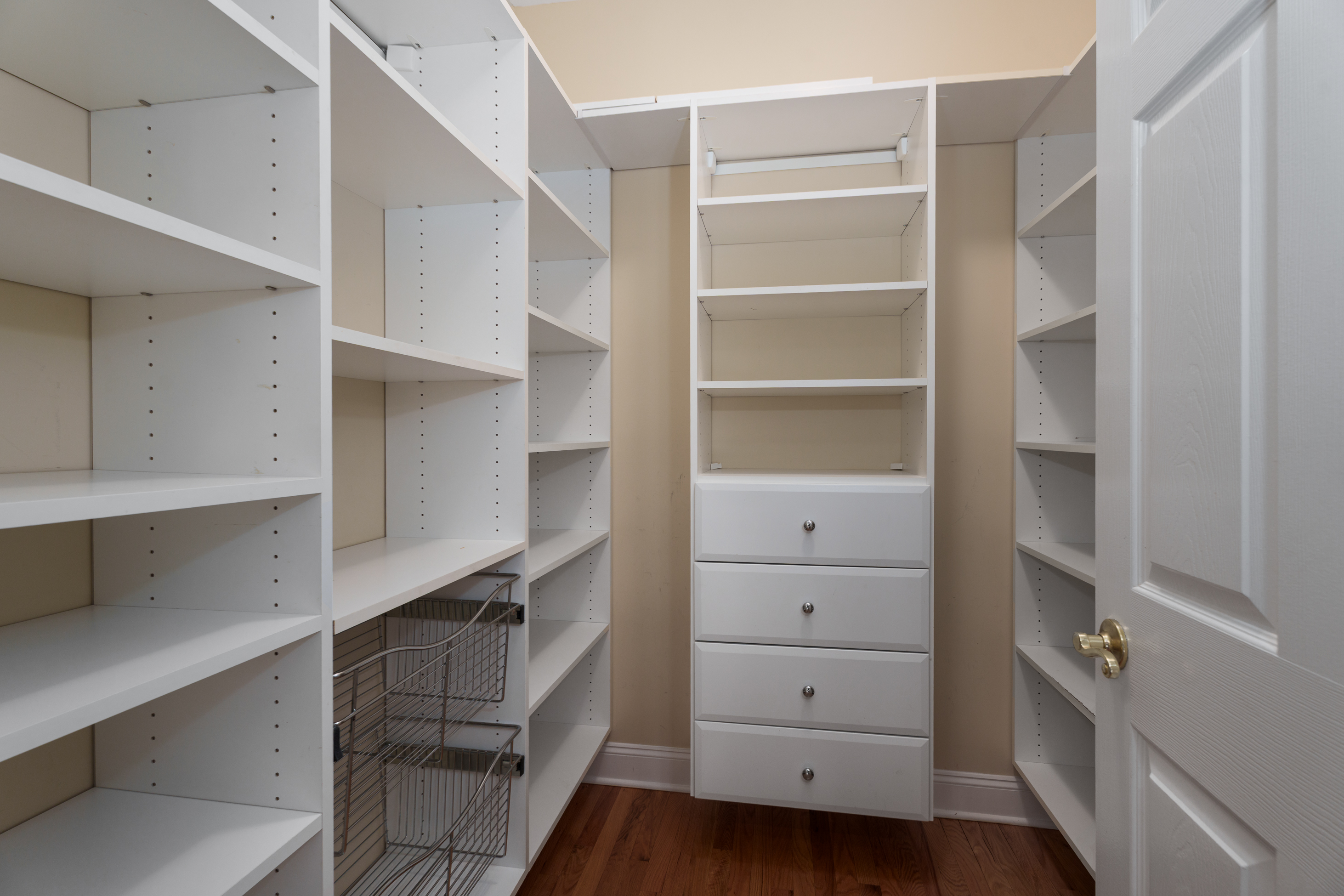  Generously Scaled Rooms Warmed by Timeless Detailing - 物件實景