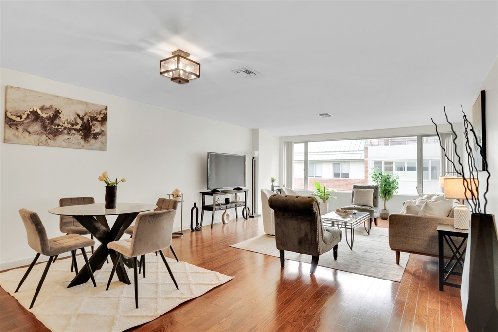 Newton, Massachusetts, 02464, United States, 2 Bedrooms Bedrooms, ,2 BathroomsBathrooms,Residential,For Sale,1947082
