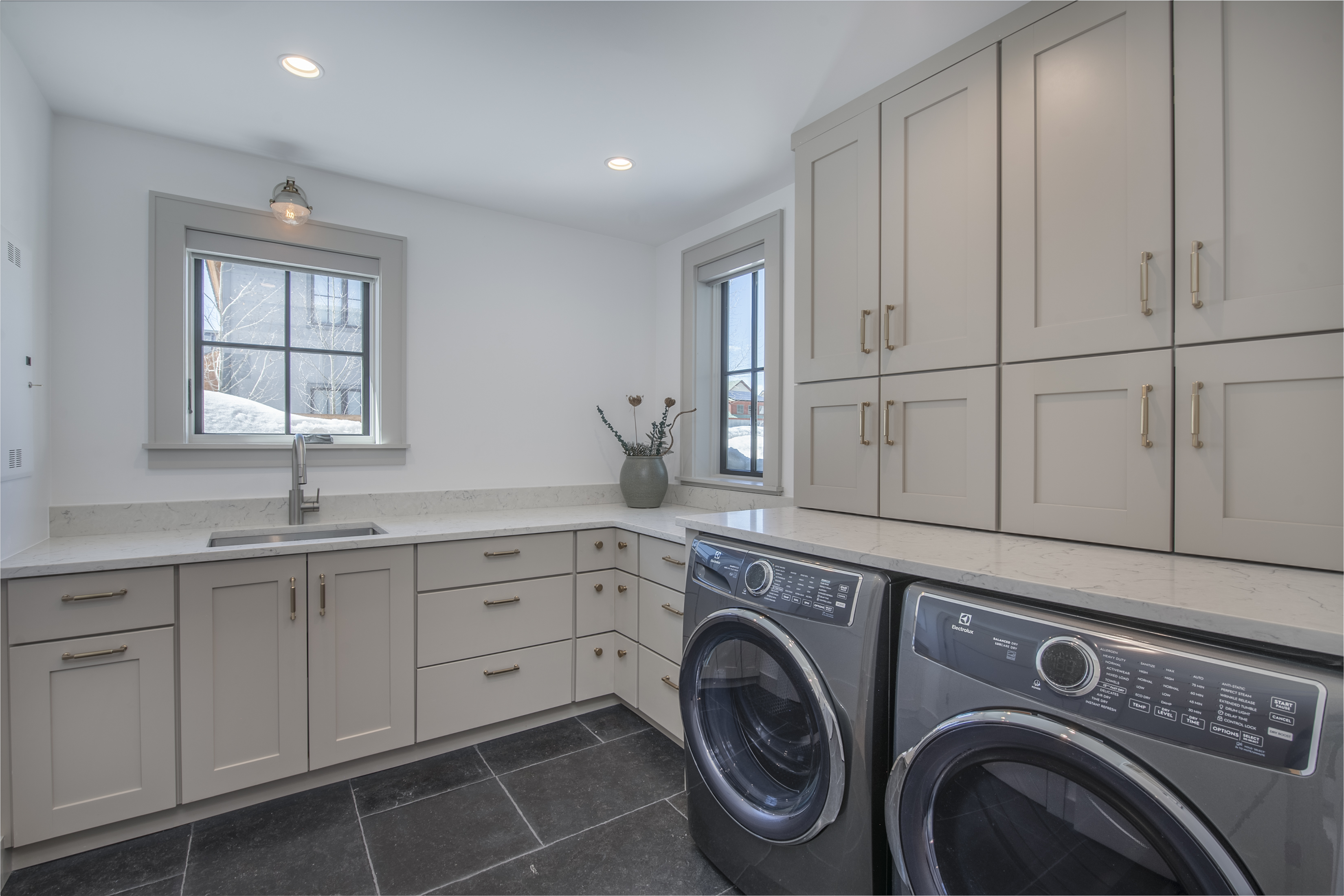  Big And Beautiful In The Desirable And Peaceful East End Of Town - 物件實景