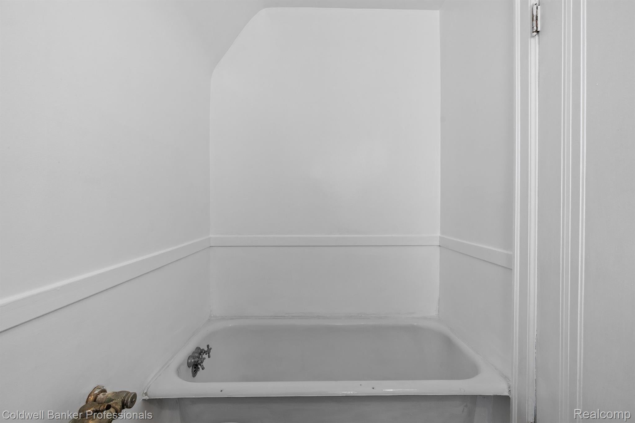 Detroit, Michigan, 48221, United States, 4 Bedrooms Bedrooms, ,5 BathroomsBathrooms,Residential,For Sale,1947184