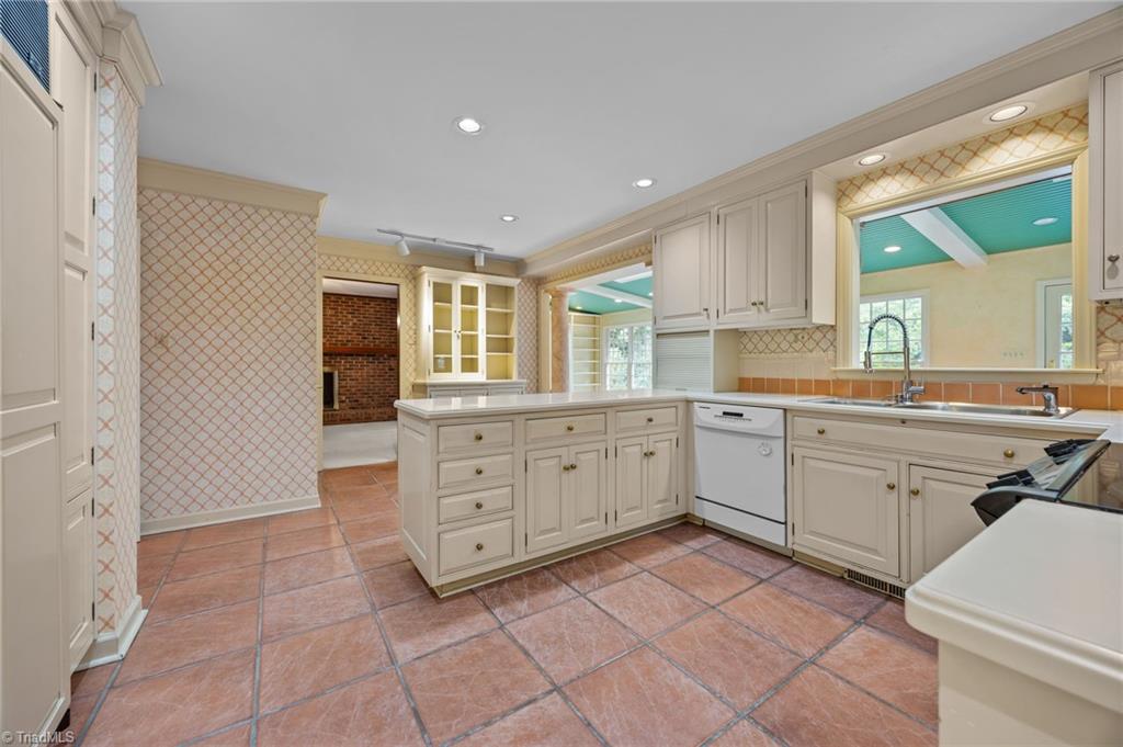 High Point, North Carolina, 27262, United States, 5 Bedrooms Bedrooms, ,4 BathroomsBathrooms,Residential,For Sale,1925566