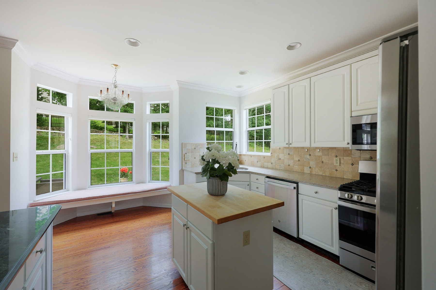  ?Carlisle? Classic Colonial Offers Timeless Charm with Modern Updates - 物件實景