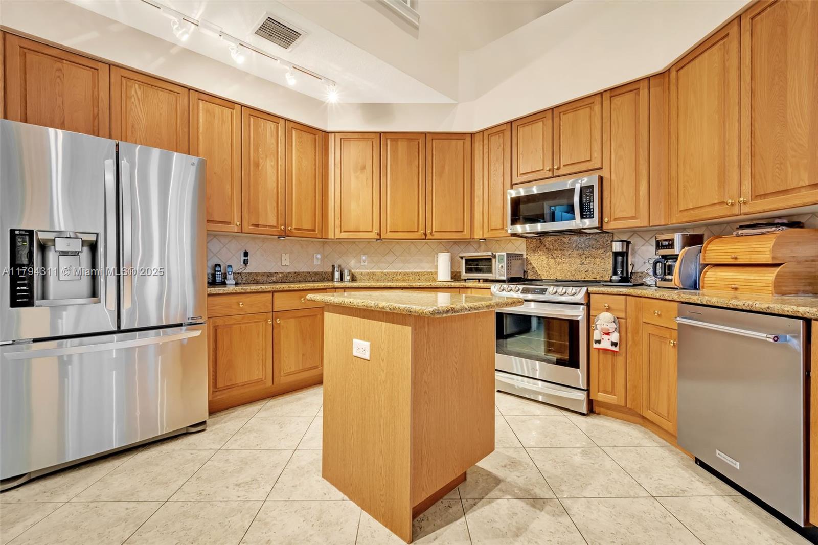 Davie, Florida, 33328, United States, 5 Bedrooms Bedrooms, ,4 BathroomsBathrooms,Residential,For Sale,1793011