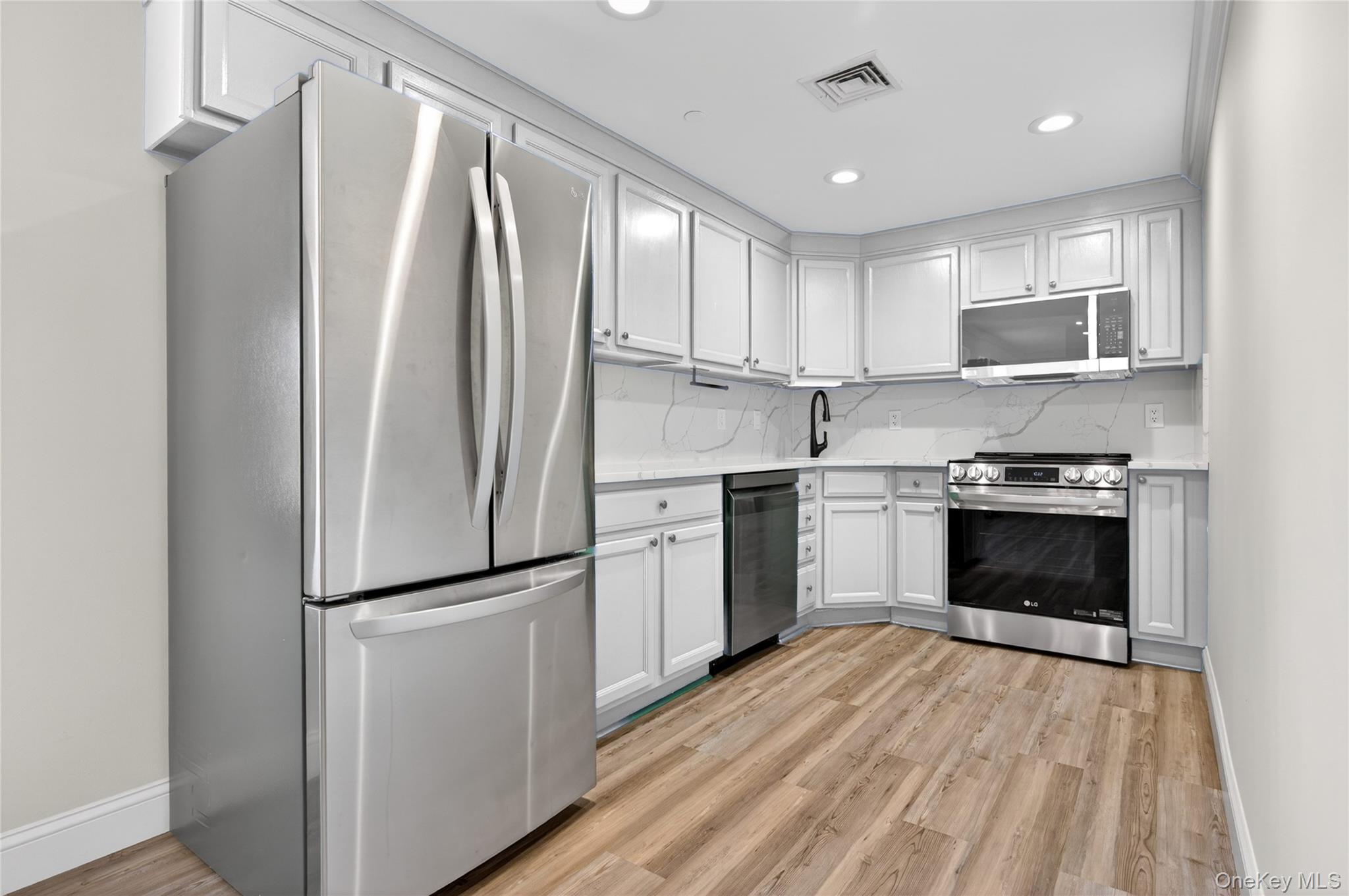  242 Maple Avenue, Westbury, NY, 11590 - 物件實景