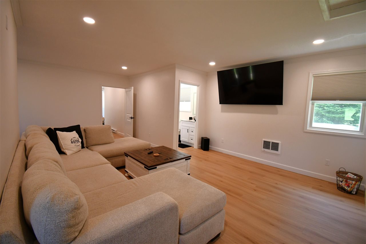 Alanson, Michigan, 49706, United States, 5 Bedrooms Bedrooms, ,3 BathroomsBathrooms,Residential,For Sale,1876087