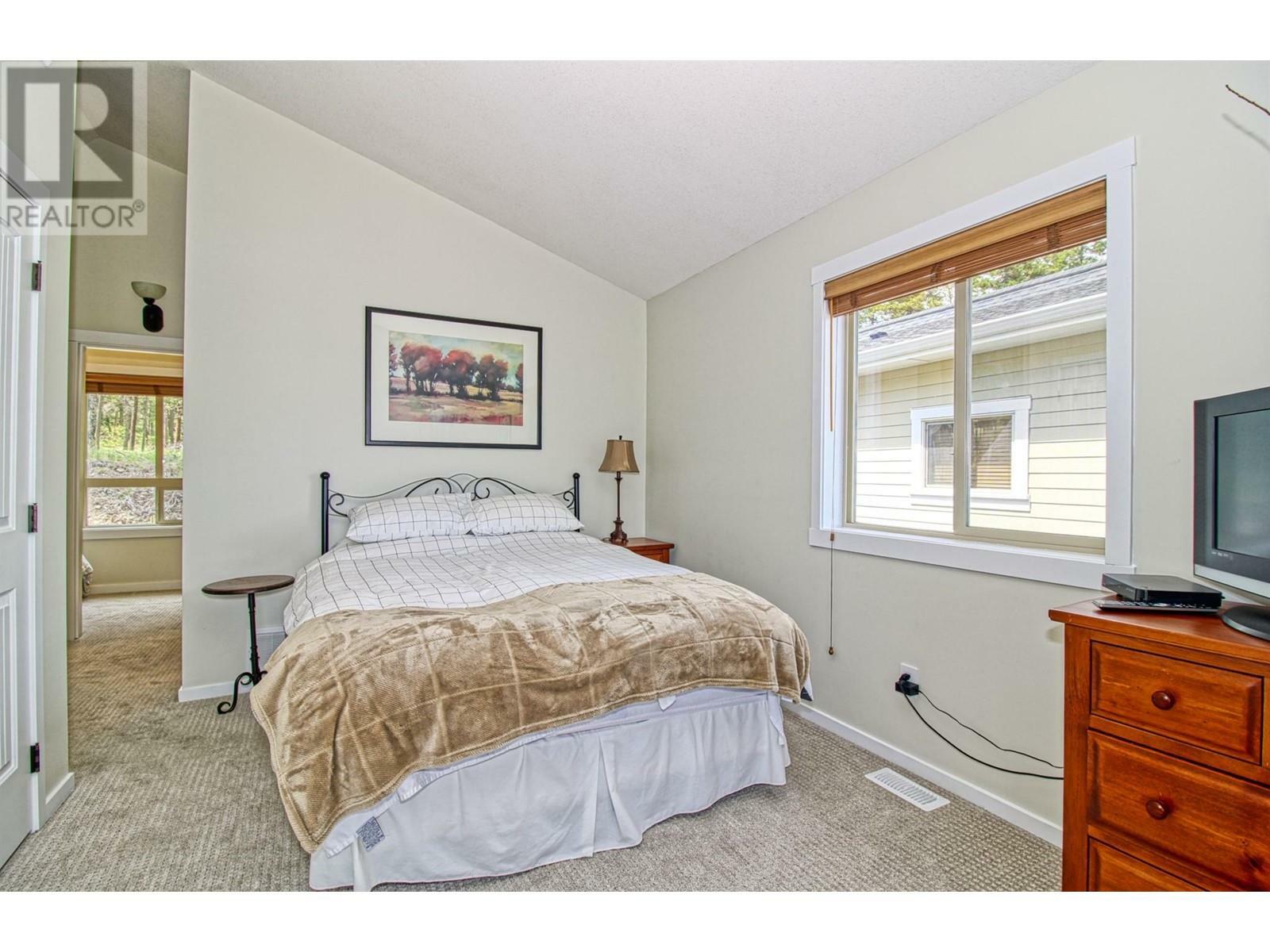 KELOWNA, British Columbia, V1Z 3R8, CA, 3 Bedrooms Bedrooms, ,3 BathroomsBathrooms,Residential,For Sale,1839050