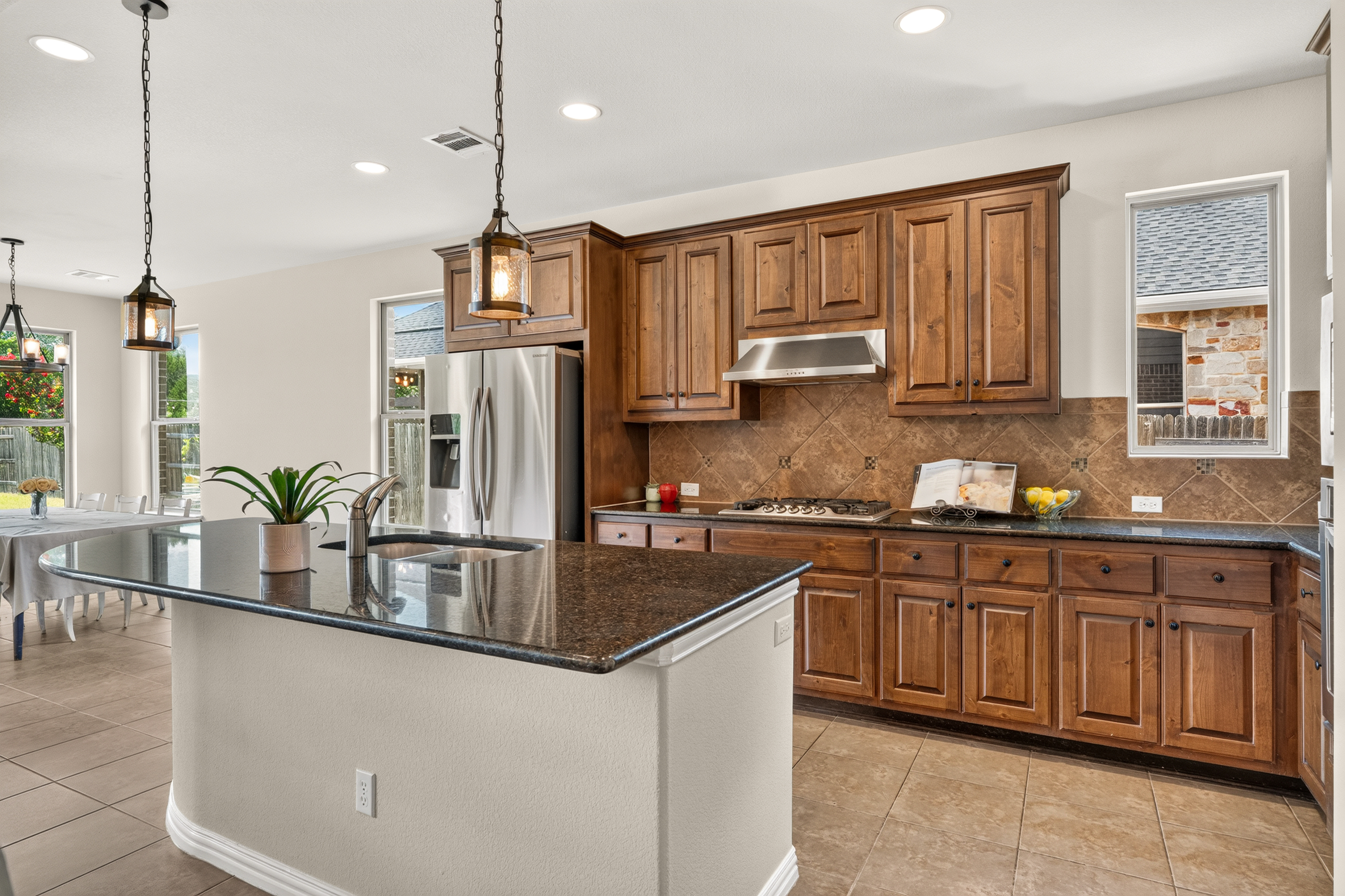  Masterfully Crafted Home in Belterra with Backyard Oasis - 物件實景
