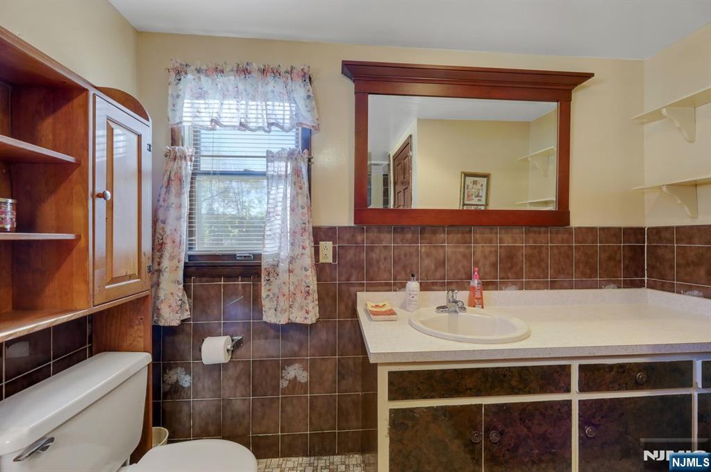 Oakland, New Jersey, 07436, United States, 2 Bedrooms Bedrooms, ,2 BathroomsBathrooms,Residential,For Sale,1988173