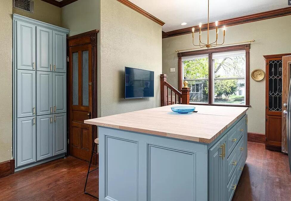 La Crosse, Wisconsin, 54601, United States, 6 Bedrooms Bedrooms, ,5 BathroomsBathrooms,Residential,For Sale,2018389