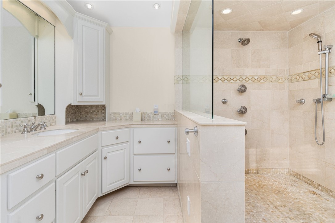 East Greenwich, Rhode Island, 02818, United States, 5 Bedrooms Bedrooms, ,7 BathroomsBathrooms,Residential,For Sale,1940425