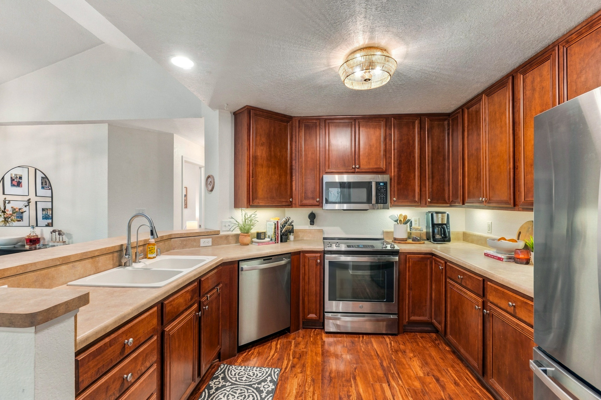  Pewaukee Condo with Scenic Pond Views & Resort Amenities - 物件實景