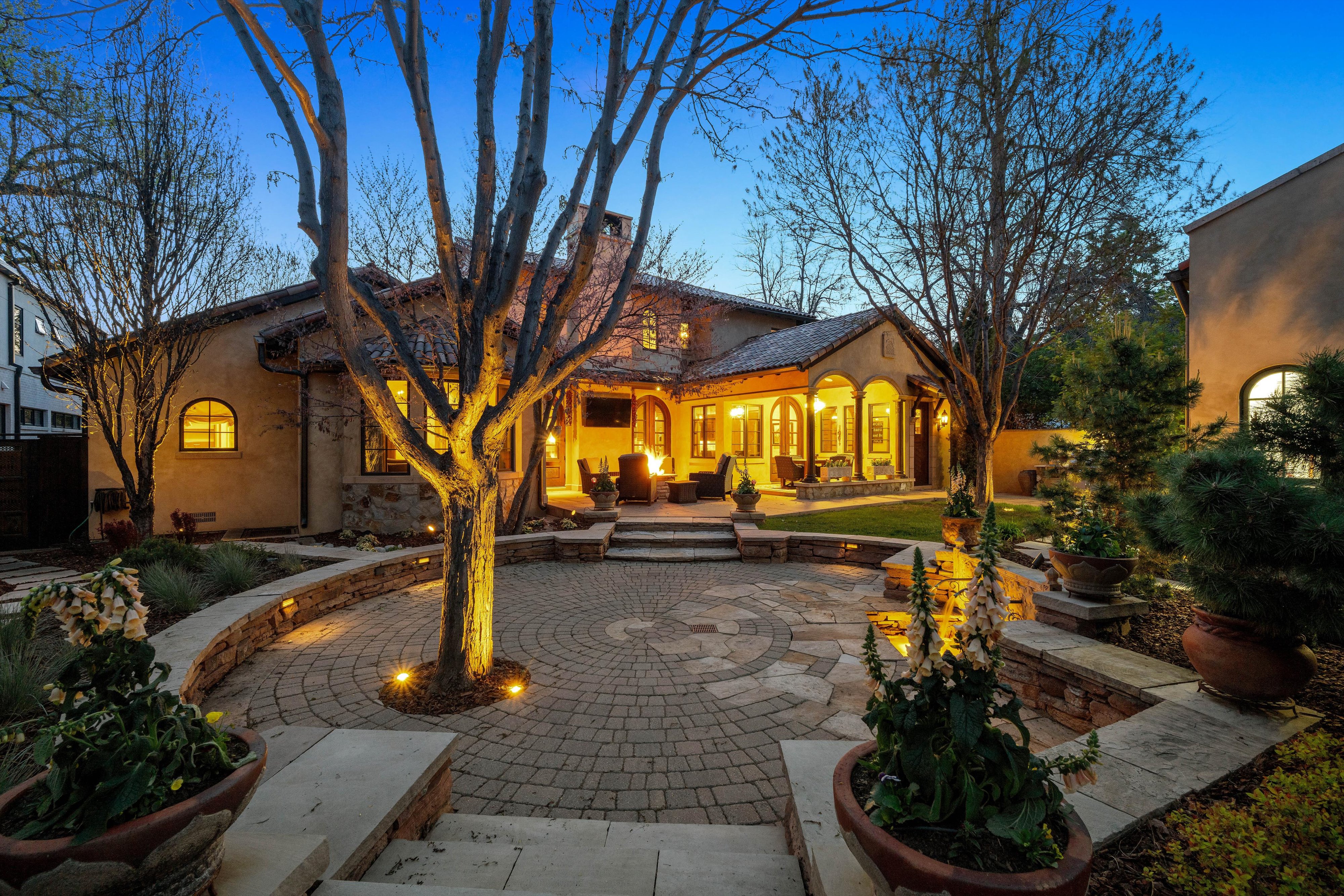  Rare Spanish Colonial Revival Home in One of Observatory Park - 物件實景