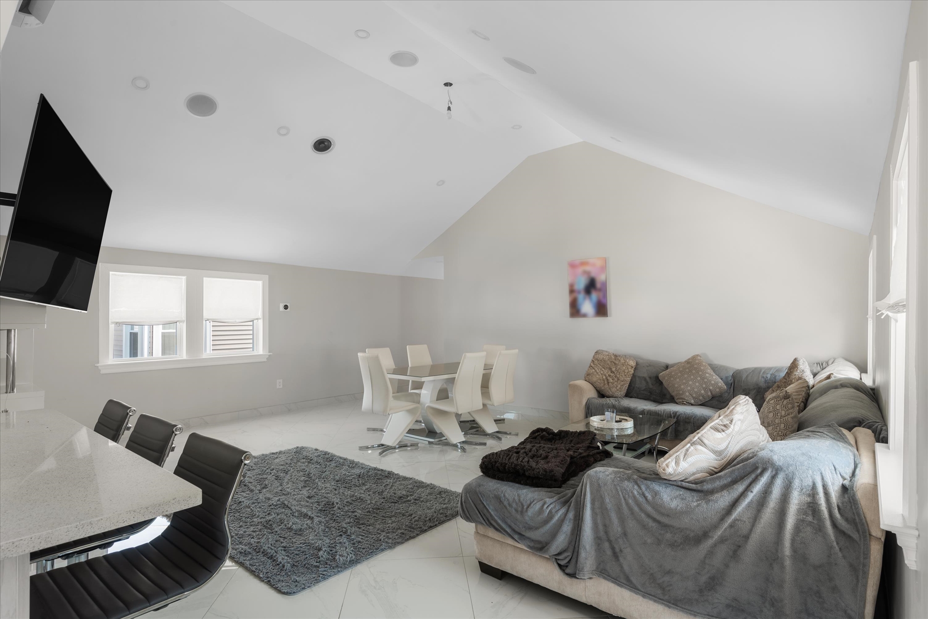 Howard Beach, New York, 11414, United States, 5 Bedrooms Bedrooms, ,2 BathroomsBathrooms,Residential,For Sale,2049449