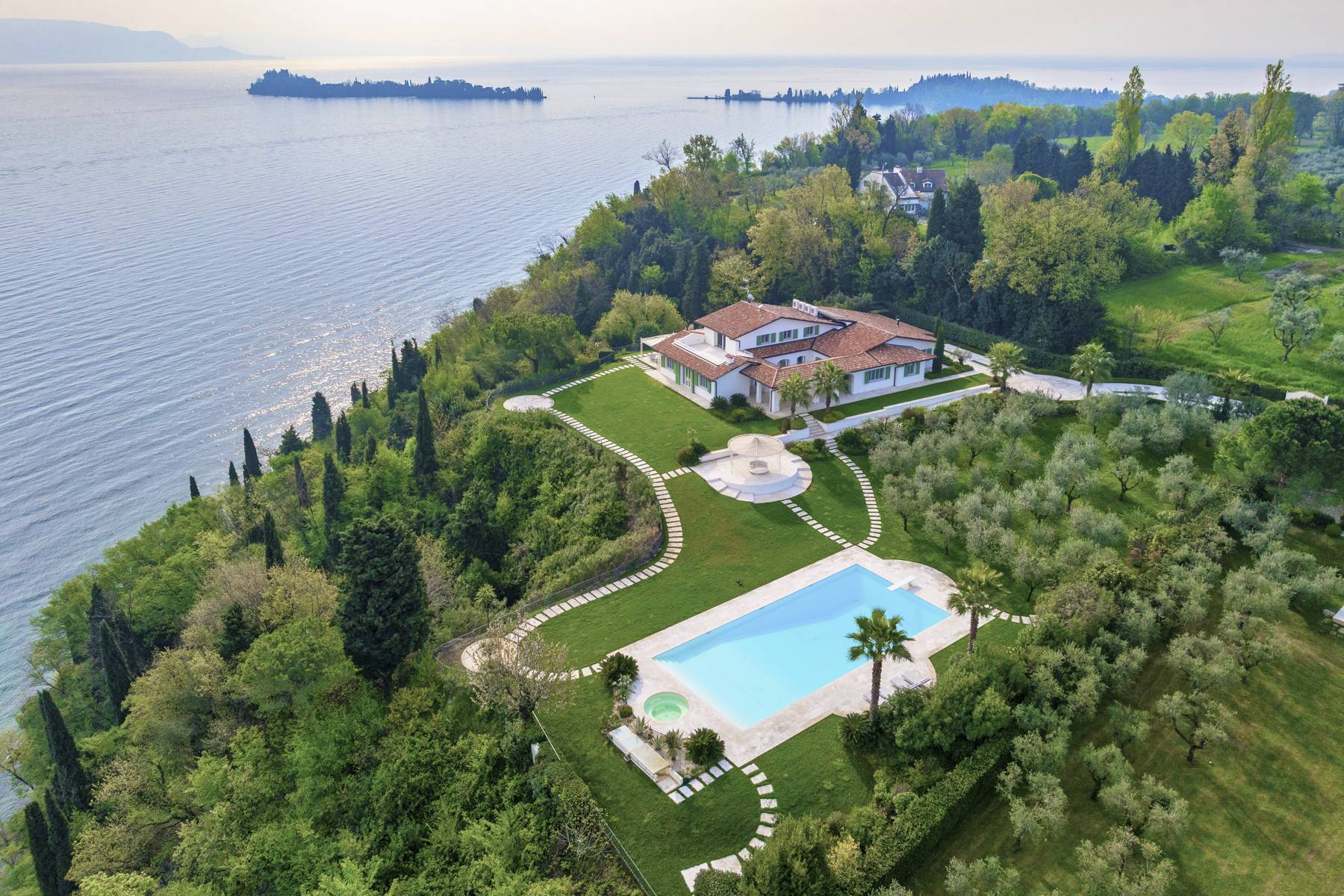 Prestigious villa with pool and private access to Lake Garda