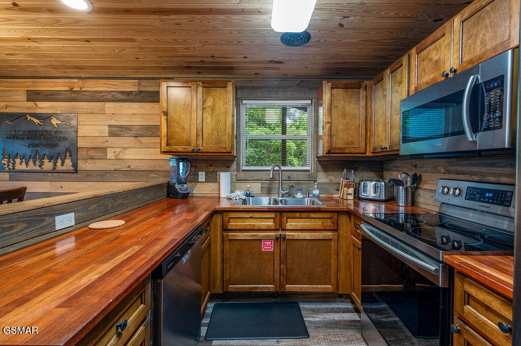 Sevierville, Tennessee, 37876, United States, 4 Bedrooms Bedrooms, ,6 BathroomsBathrooms,Residential,For Sale,2008845