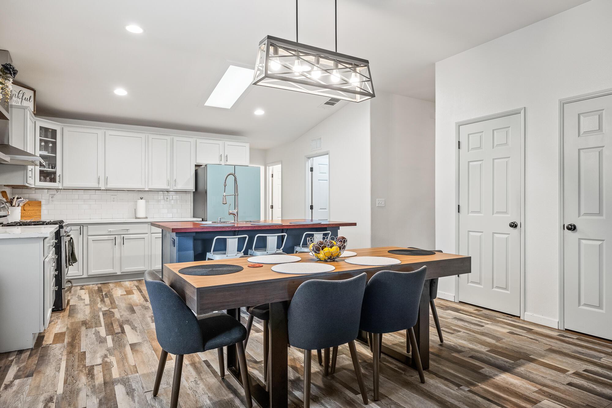 Hanford, California, 93230, United States, 4 Bedrooms Bedrooms, ,3 BathroomsBathrooms,Residential,For Sale,1985647