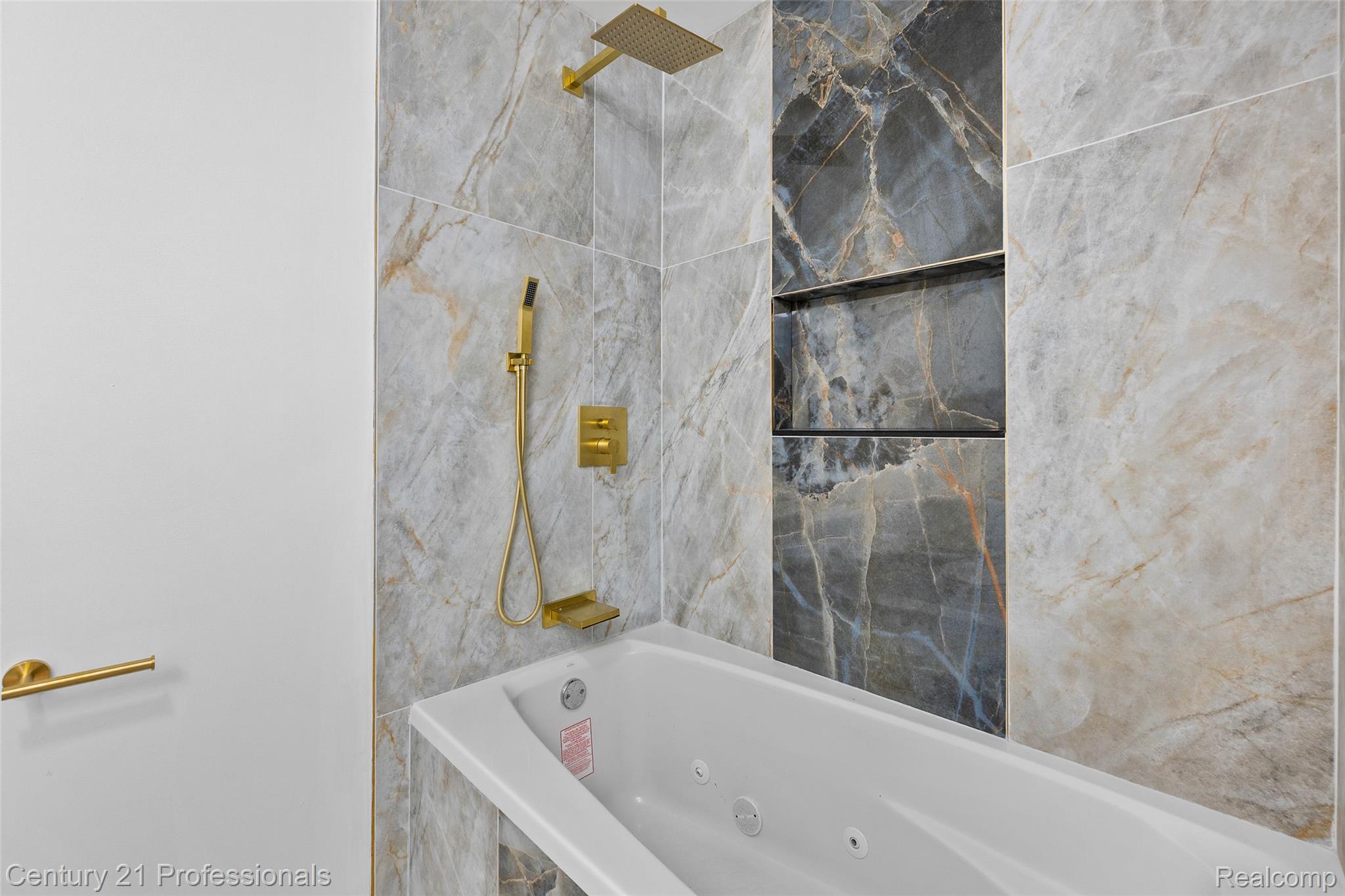 Davisburg, Michigan, 48350, United States, 5 Bedrooms Bedrooms, ,4 BathroomsBathrooms,Residential,For Sale,1982233