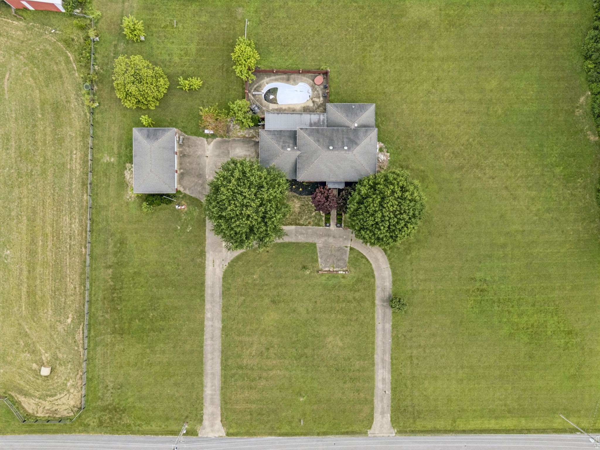 Lawrenceburg, Tennessee, 38464, United States, 5 Bedrooms Bedrooms, ,4 BathroomsBathrooms,Residential,For Sale,1967906