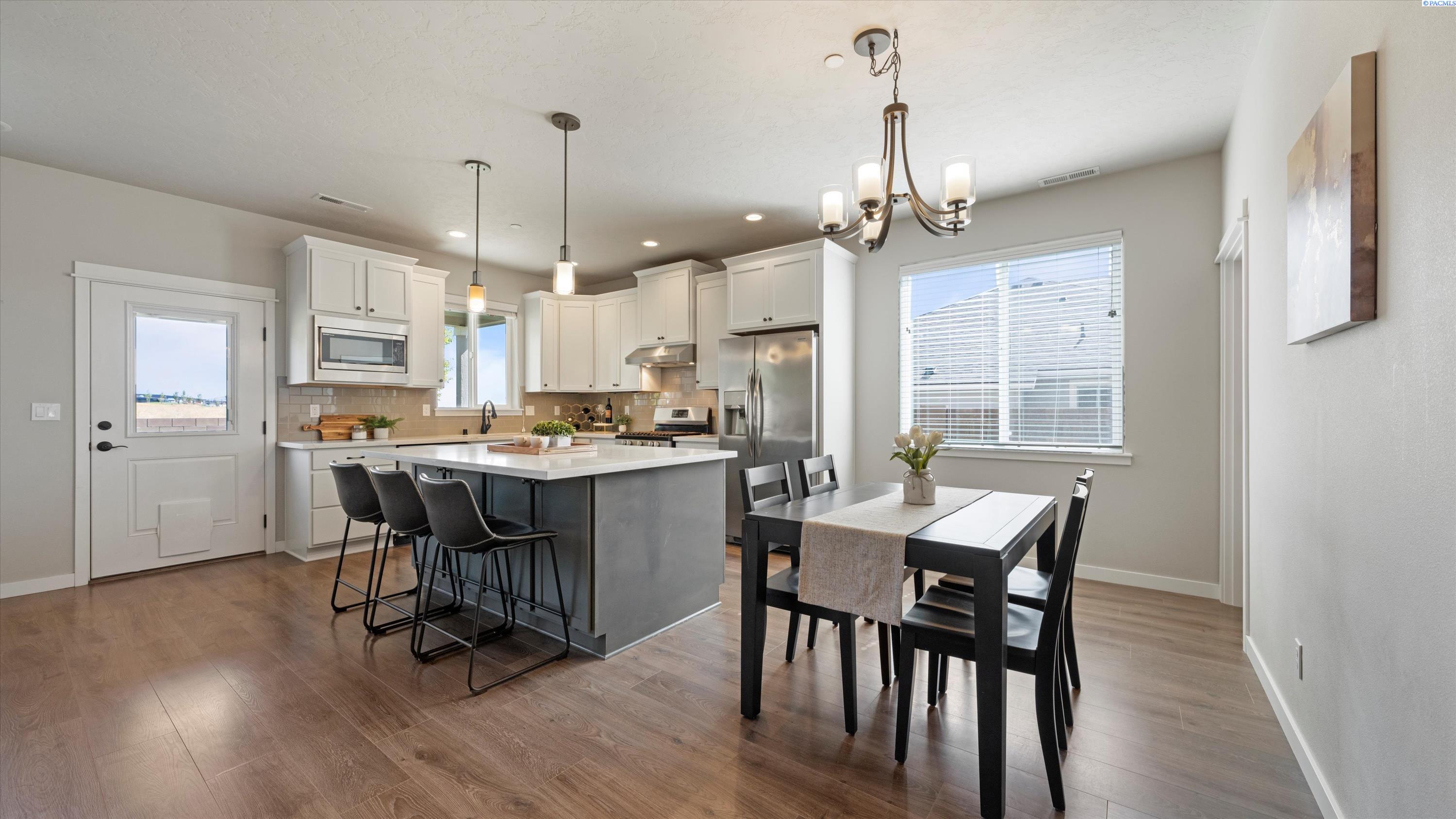 Richland, Washington, 99352, United States, 5 Bedrooms Bedrooms, ,3 BathroomsBathrooms,Residential,For Sale,1947439