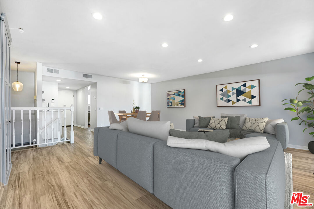 Sherman Oaks, California, 91403, United States, 2 Bedrooms Bedrooms, ,3 BathroomsBathrooms,Residential,For Sale,1900859