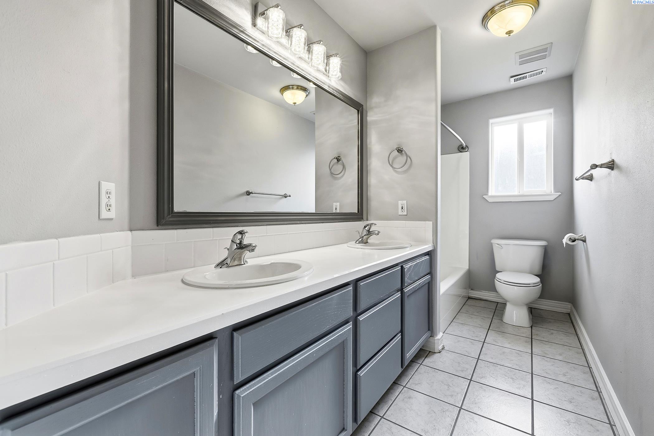 Pasco, Washington, 99301, United States, 3 Bedrooms Bedrooms, ,3 BathroomsBathrooms,Residential,For Sale,1998490