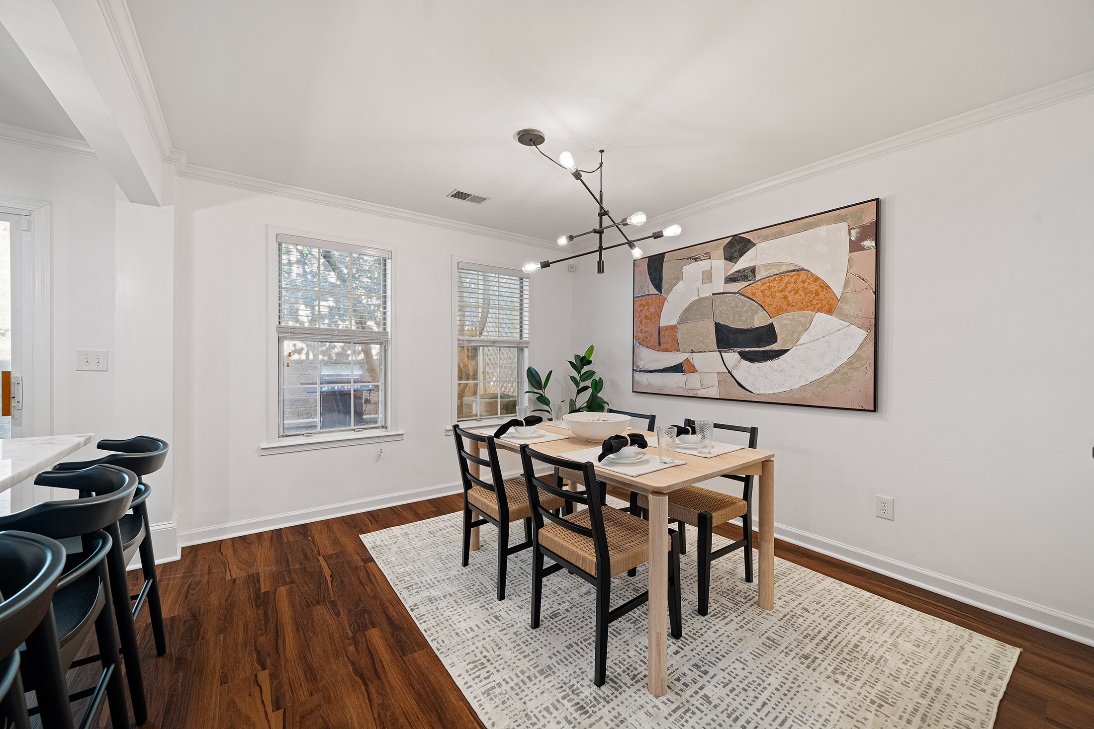  Stunning Turn-key Townhome Tucked Away in Desirable Woodbridge Crossing - 物件實景