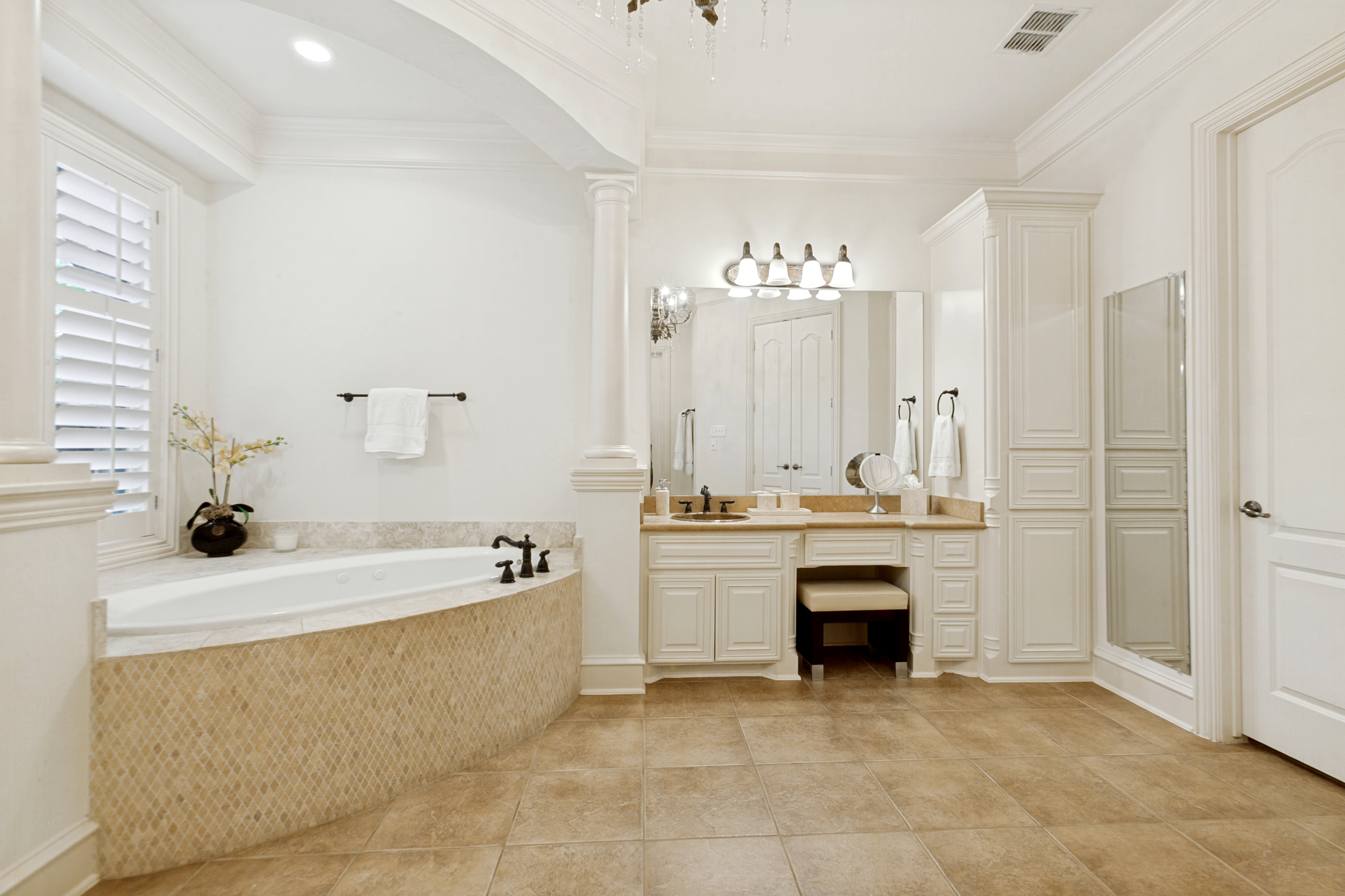  Preston Hollow 5-Bedroom Home with Pool, 2 Offices, and First-Floor Primary - 物件實景