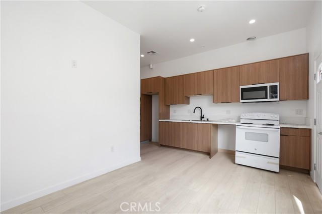 Los Angeles, California, 90062, United States, 7 Bedrooms Bedrooms, ,Residential,For Sale,1974171