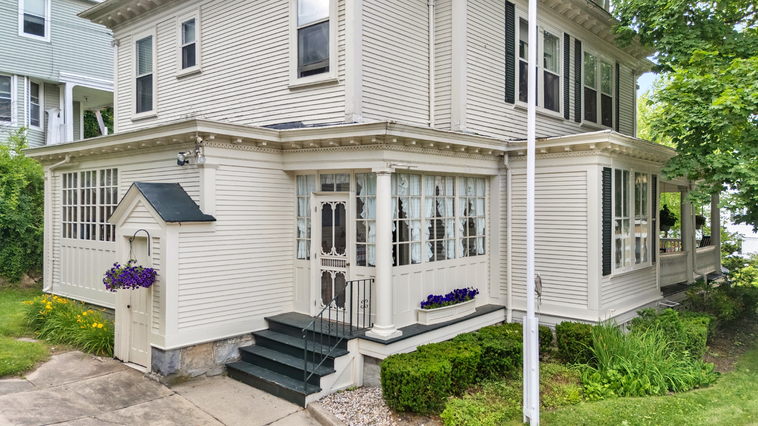  Charming In-Town Victorian with Large Carriage House - 物件實景