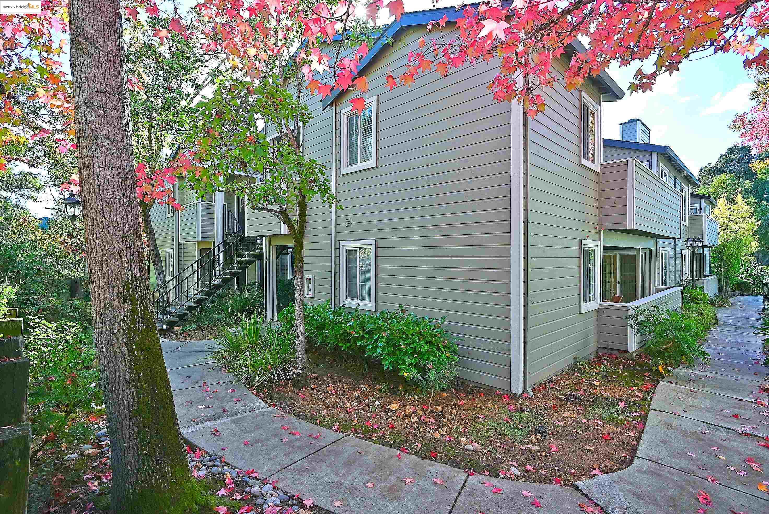 Oakland, California, 94605, United States, 2 Bedrooms Bedrooms, ,2 BathroomsBathrooms,Residential,For Sale,2000810